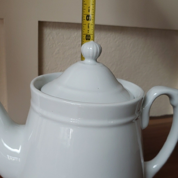 Elegant White Porcelain Teapot - Picture 5 of 6